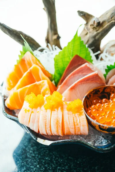 Carne de peixe sashimi crua e fresca - Estilo de comida japonês — Fotografia de Stock