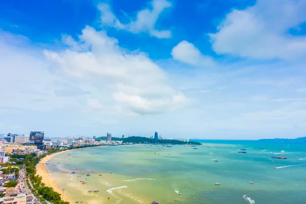 Hermoso paisaje de la ciudad de Pattaya en Tailandia con playa y mar en el cielo azul — Foto de Stock