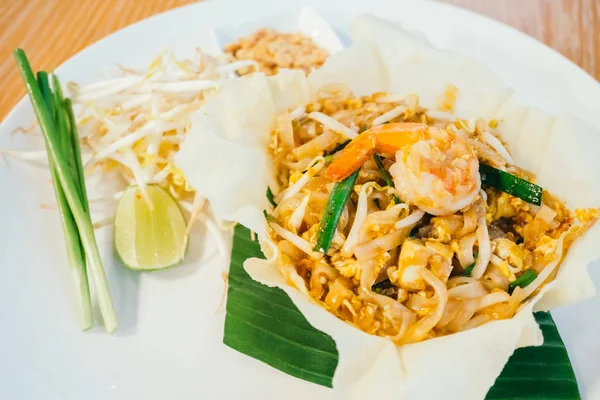 Almohadilla de fideos tailandeses con camarones o gambas en la parte superior — Foto de Stock