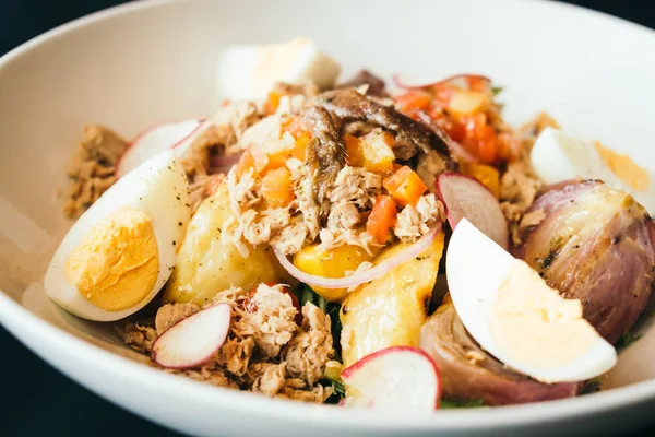 Salade de thon avec oeuf dans un bol blanc - Style alimentaire sain — Photo