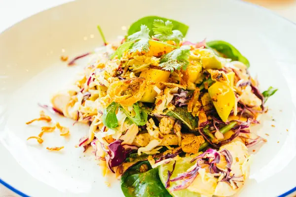 Kızarmış tavuk ve sebze salatası.