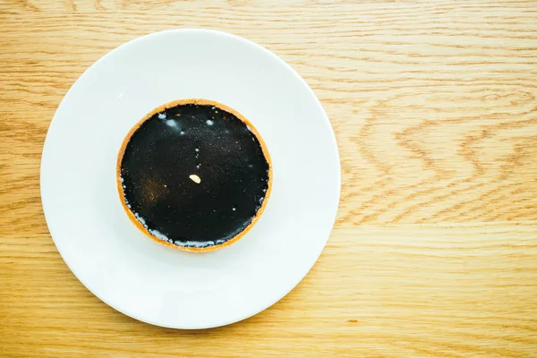 Dulce postre con tarta de chocolate en plato blanco — Foto de Stock