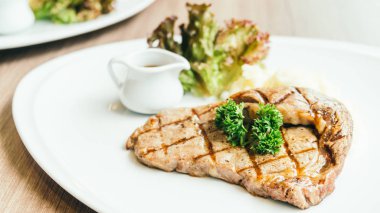 Sığır eti biftek soslu ızgara