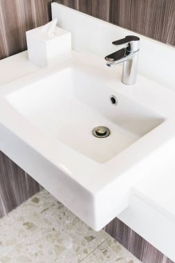 Beyaz modern lavabo ve banyo musluk