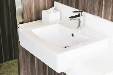Beyaz modern lavabo ve banyo musluk