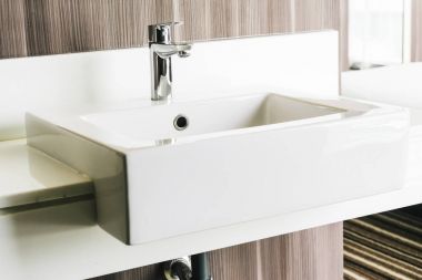 Beyaz modern lavabo ve banyo musluk