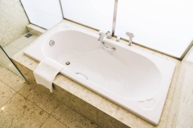 Beyaz küvet banyo dekorasyon iç 