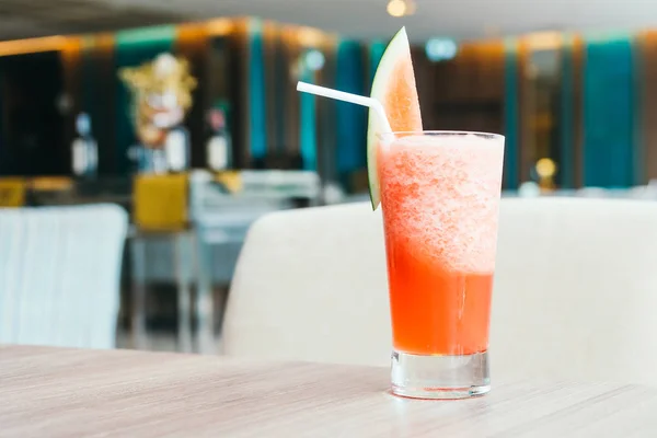 Iced watermeloen sap drinken van glas — Stockfoto