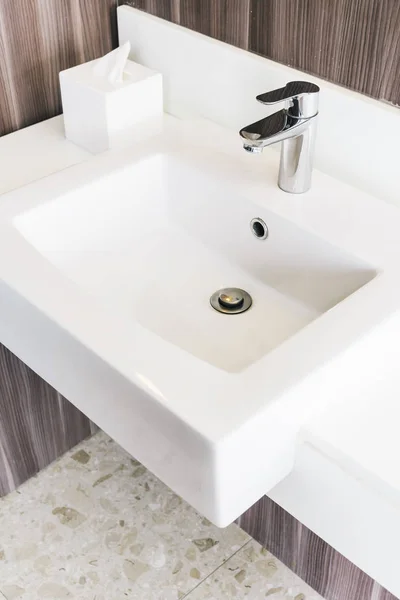Fregadero moderno blanco y grifo en el baño —  Fotos de Stock