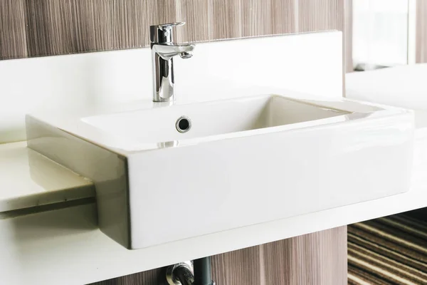 Fregadero moderno blanco y grifo en el baño — Foto de Stock