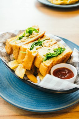 Patates kızartması ile avokado ve tavuk etli sandviç