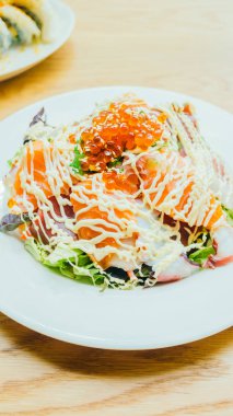 Deniz ürünleri sashimi salata