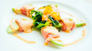 Ton balığı rulo Avokado salatası ile