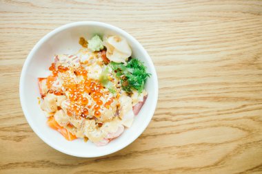 Sashimi pilav kasesi