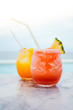 İçki kokteyl cam buzlu