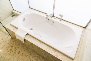 Beyaz küvet banyo dekorasyon iç 