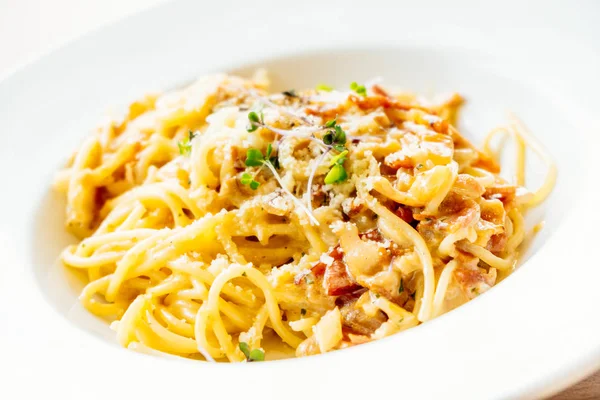 Spaghetti carbonara con jamón en plato blanco - Comida italiana — Foto de Stock