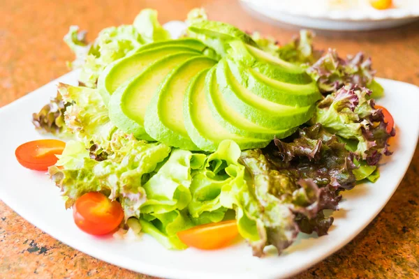 Свежий салат авокадо с овощами - здоровый стиль питания — стоковое фото