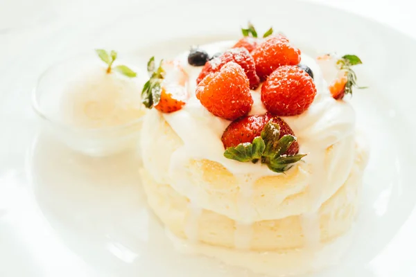 Pannenkoek met ijs aardbei, bosbes en framboos — Stockfoto