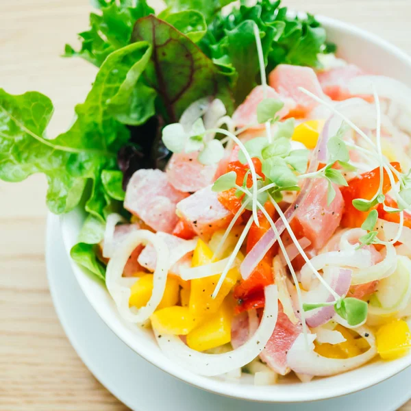 Sebze salata ile ham ve taze orkinos