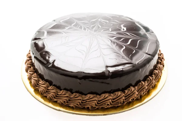 Postre dulce con pastel de chocolate aislado sobre fondo blanco —  Fotos de Stock