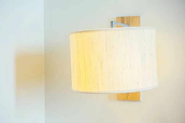 Lichte lamp op de muur — Stockfoto