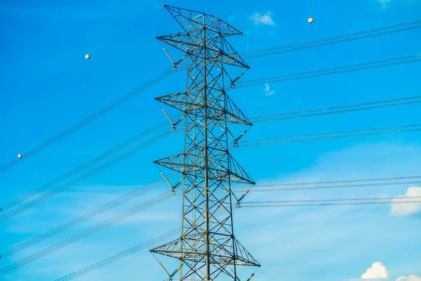 Eletricidade e alta tensão — Fotografia de Stock