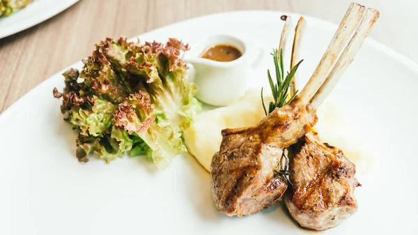 Kuzu eti soslu ızgara raf