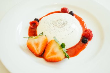 Çilek ve rasberry ile Panna cotta