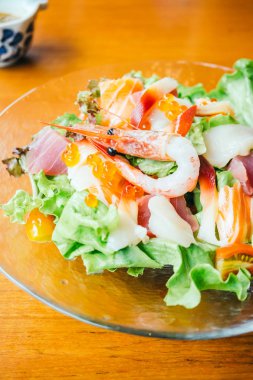 Ham taze sashimi ile sebze salatası - Japon yemekleri stil, renk filtresi işleme