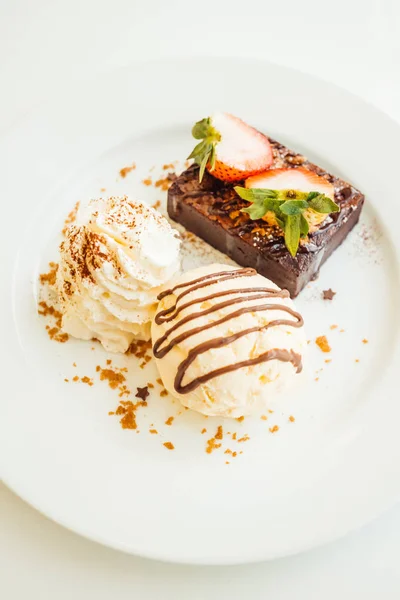 Helado de vainilla con pastel de chocolate con fresa —  Fotos de Stock