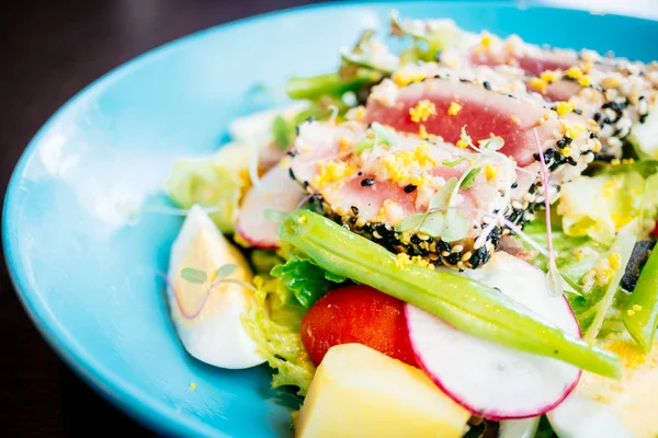 Carne crua e fresca de atum com sésamo e salada — Fotografia de Stock