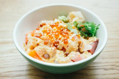 Sashimi pilav kasesi