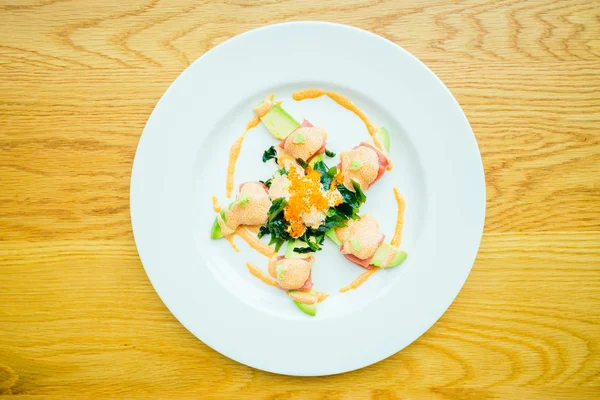 Ton balığı rulo Avokado salatası ile