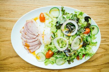 Ördek etli sebze salatası meme