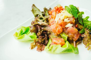 Çiğ et salatalı baharatlı sos ile