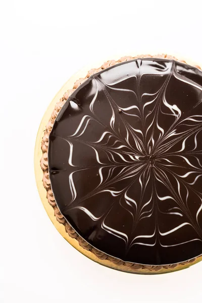 Makanan penutup manis dengan kue coklat diisolasi pada latar belakang putih — Stok Foto