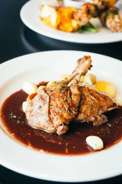 Biftek beyaz tabakta ördek meme