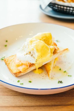 Kahvaltı için füme somon yumurta benedict