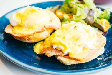 Yumurta benedict jambon ve üstüne sos ile