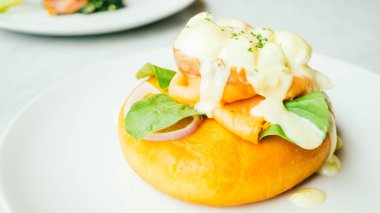 Füme somon et salata 