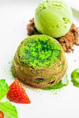Yeşil çay çikolata lav dondurma ve çilek ile