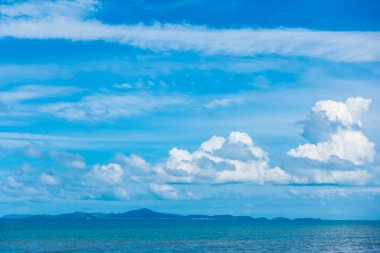 Güzel plajı ile deniz ve okyanus mavi gökyüzü üzerinde