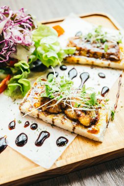 Kaz ciğeri üstünde tepe-in ekmek sos ile