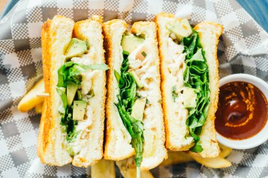 Izgara Tavuk Salatası 