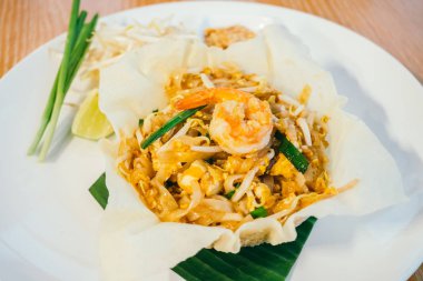 Karides veya üstüne karides ile Pad Tay erişte