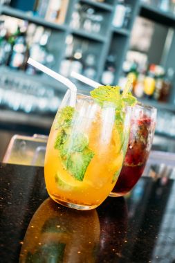 Buzlu kokteyller cam içme 