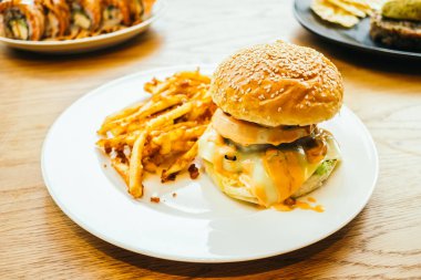 Hamburger ve patates kızartması