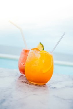 Buzlu kokteyller cam içme 