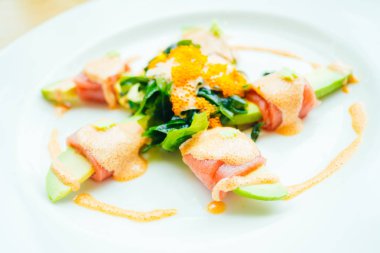 Izgara ham ton balıklı salata sebze ile 